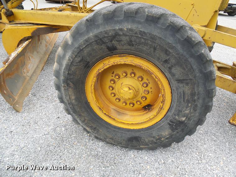 image for item DF7237 John Deere 670A motor grader