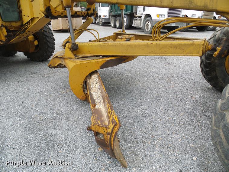 image for item DF7237 John Deere 670A motor grader