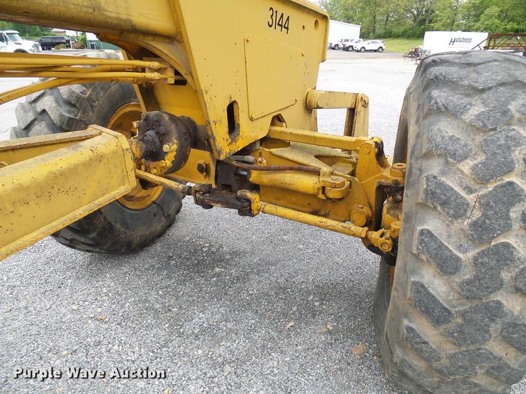 image for item DF7237 John Deere 670A motor grader