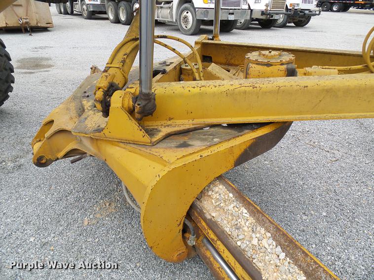 image for item DF7237 John Deere 670A motor grader