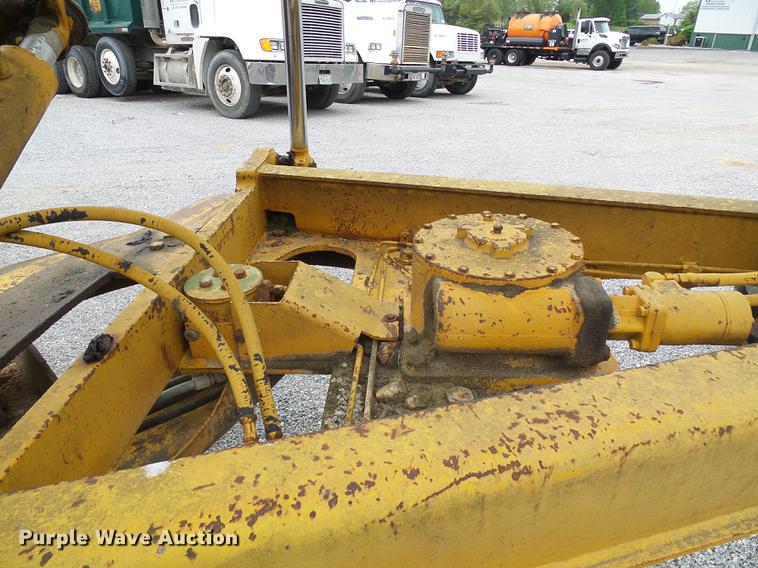 image for item DF7237 John Deere 670A motor grader