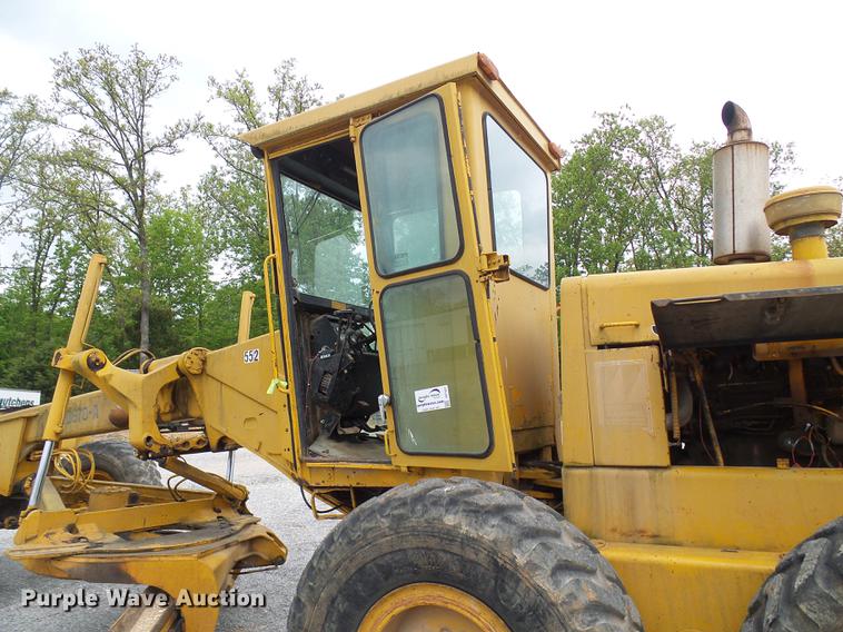 image for item DF7237 John Deere 670A motor grader