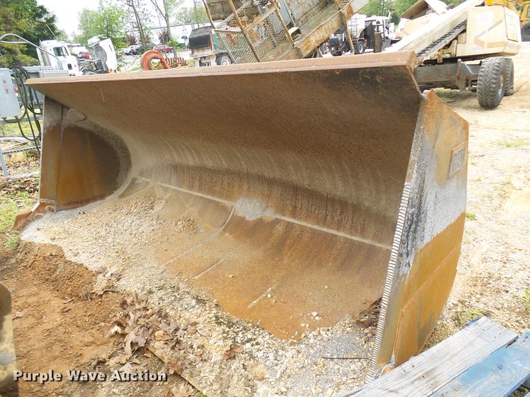 image for item DF7246 Caterpillar 136"W bucket