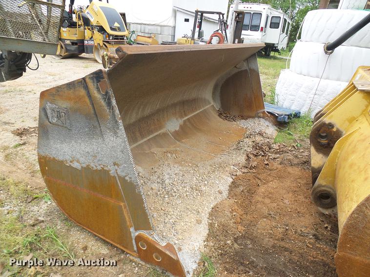 image for item DF7246 Caterpillar 136"W bucket