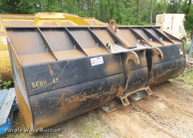 image for item DF7246 Caterpillar 136"W bucket