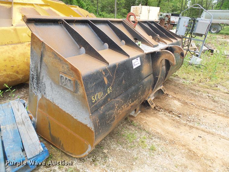 image for item DF7246 Caterpillar 136"W bucket