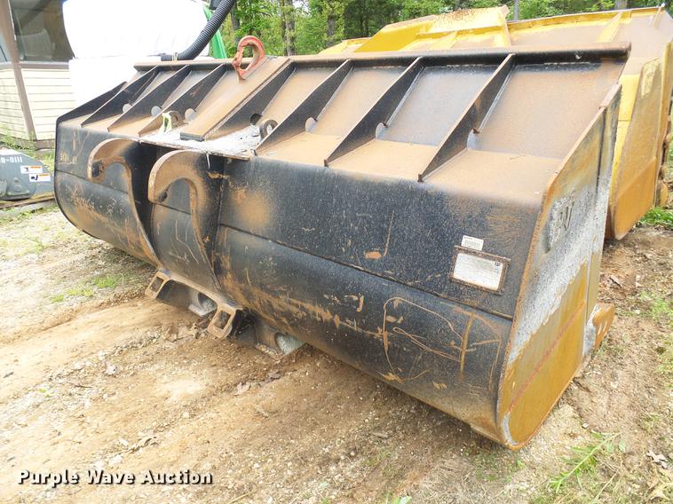 image for item DF7246 Caterpillar 136"W bucket