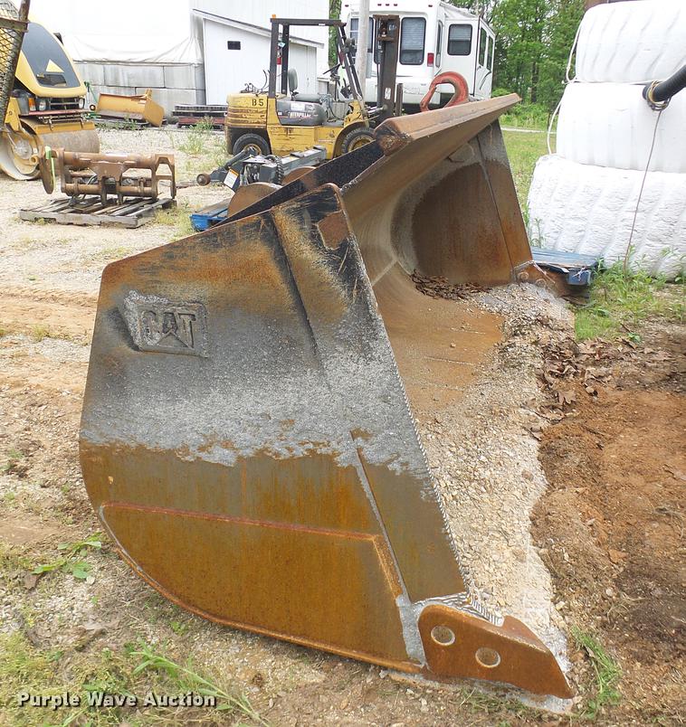 image for item DF7246 Caterpillar 136"W bucket