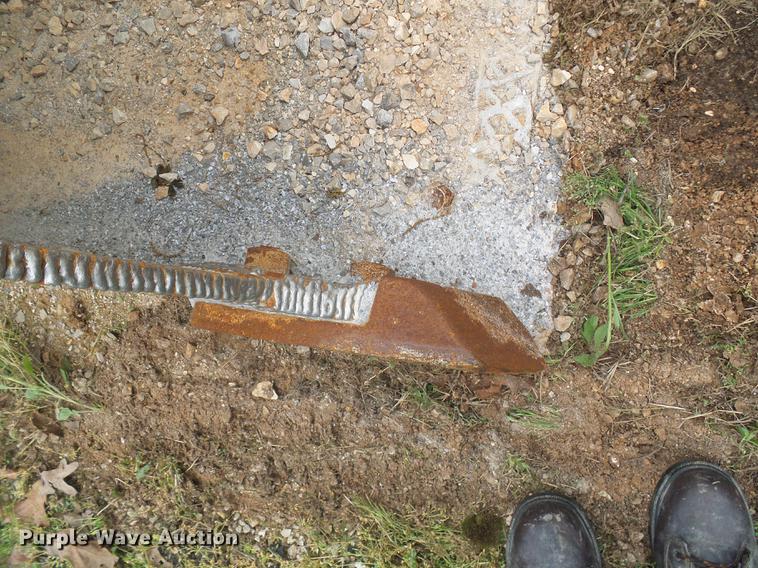 image for item DF7246 Caterpillar 136"W bucket