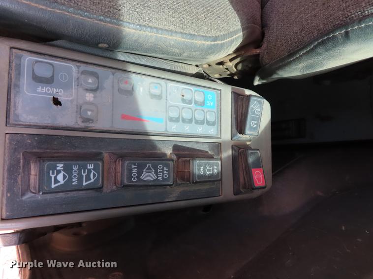 image for item DF7811 2004 Case CX225SR excavator