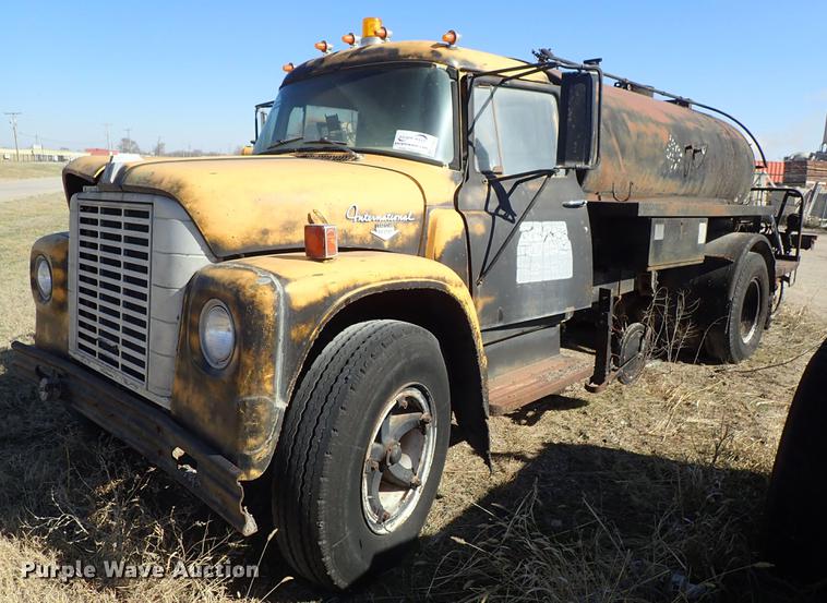 image for item DF8816 1971 International Loadstar 1800 oil distribution truck