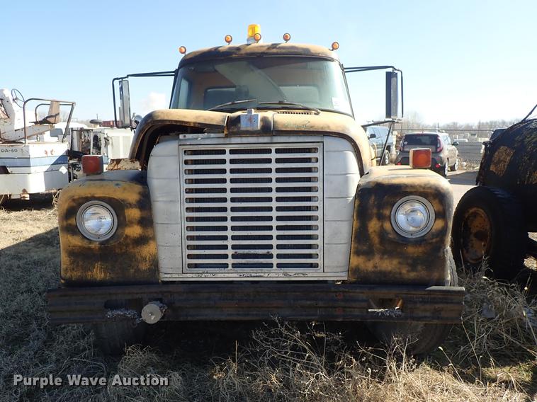 image for item DF8816 1971 International Loadstar 1800 oil distribution truck