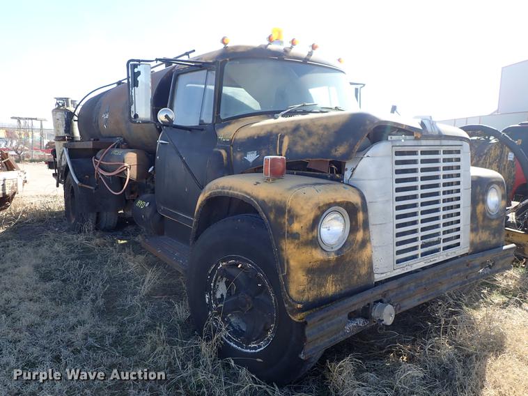 image for item DF8816 1971 International Loadstar 1800 oil distribution truck