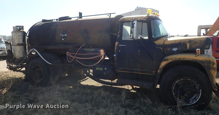 image for item DF8816 1971 International Loadstar 1800 oil distribution truck