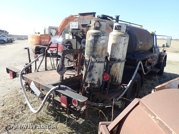 image for item DF8816 1971 International Loadstar 1800 oil distribution truck