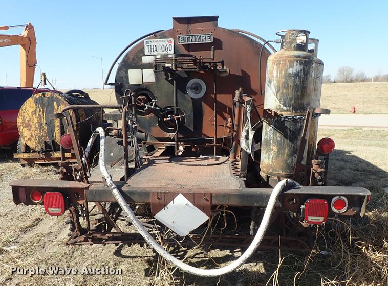 image for item DF8816 1971 International Loadstar 1800 oil distribution truck