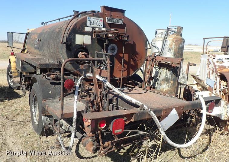 image for item DF8816 1971 International Loadstar 1800 oil distribution truck