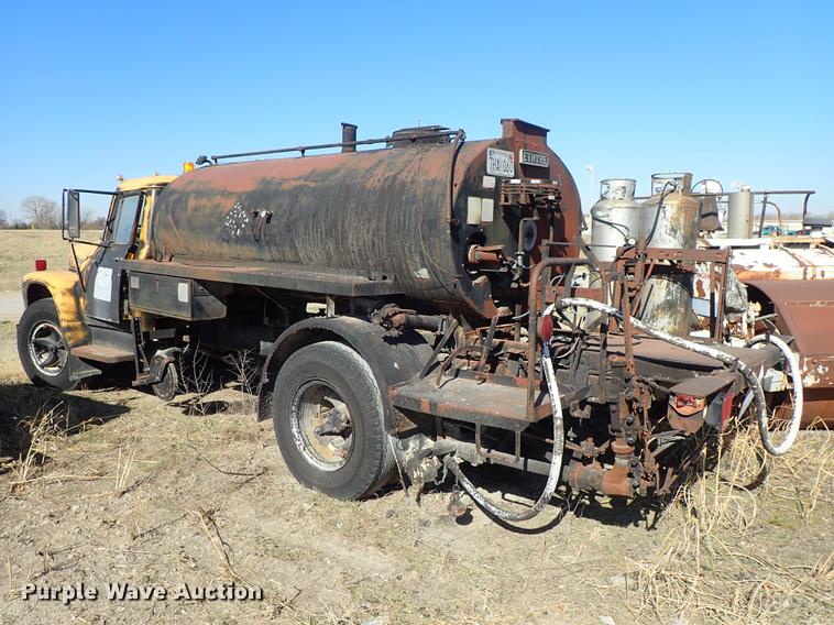 image for item DF8816 1971 International Loadstar 1800 oil distribution truck