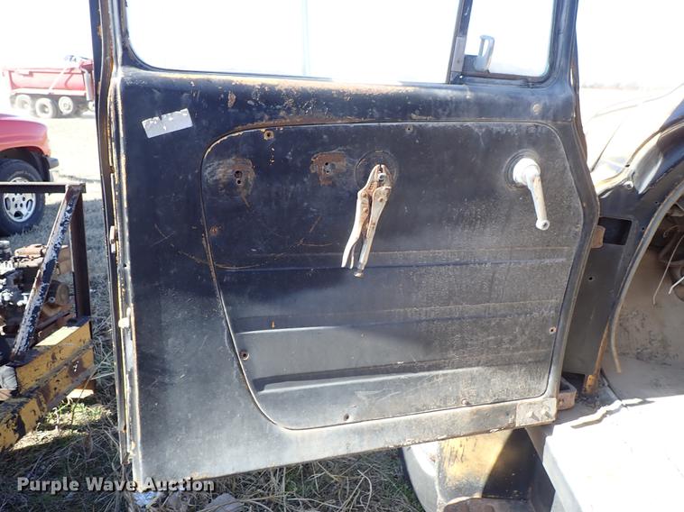 image for item DF8816 1971 International Loadstar 1800 oil distribution truck