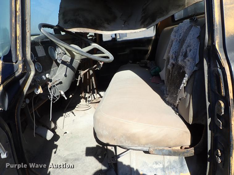 image for item DF8816 1971 International Loadstar 1800 oil distribution truck