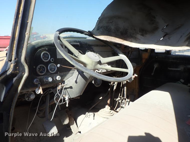 image for item DF8816 1971 International Loadstar 1800 oil distribution truck