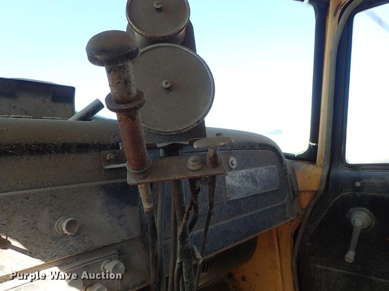 image for item DF8816 1971 International Loadstar 1800 oil distribution truck