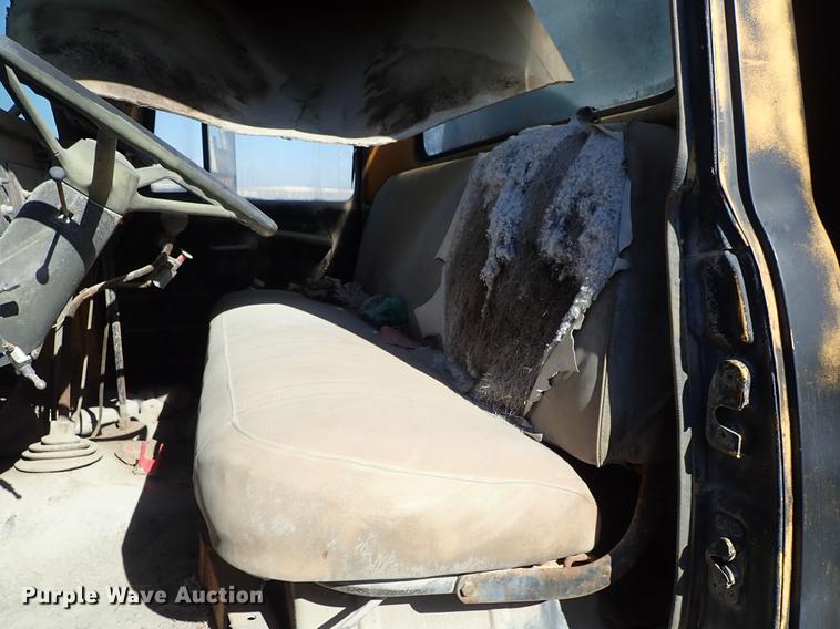 image for item DF8816 1971 International Loadstar 1800 oil distribution truck