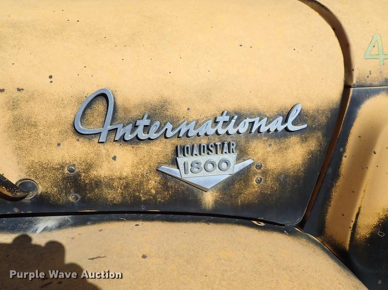 image for item DF8816 1971 International Loadstar 1800 oil distribution truck