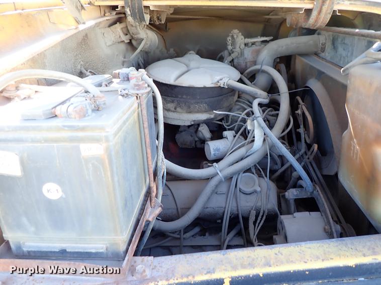 image for item DF8816 1971 International Loadstar 1800 oil distribution truck