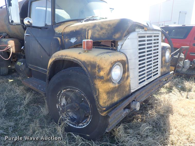 image for item DF8816 1971 International Loadstar 1800 oil distribution truck