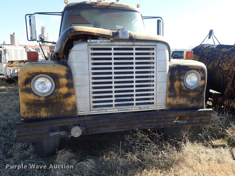 image for item DF8816 1971 International Loadstar 1800 oil distribution truck