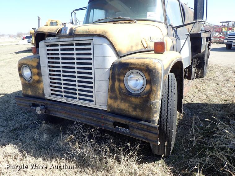 image for item DF8816 1971 International Loadstar 1800 oil distribution truck
