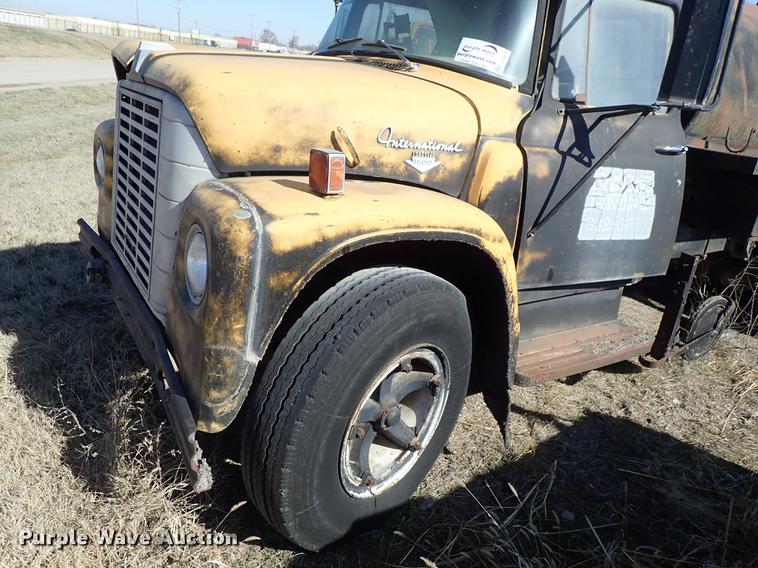 image for item DF8816 1971 International Loadstar 1800 oil distribution truck