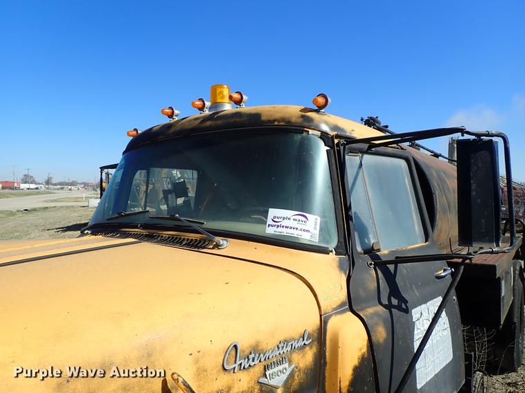 image for item DF8816 1971 International Loadstar 1800 oil distribution truck