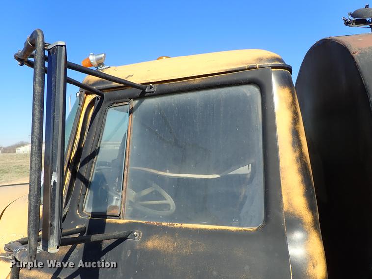 image for item DF8816 1971 International Loadstar 1800 oil distribution truck