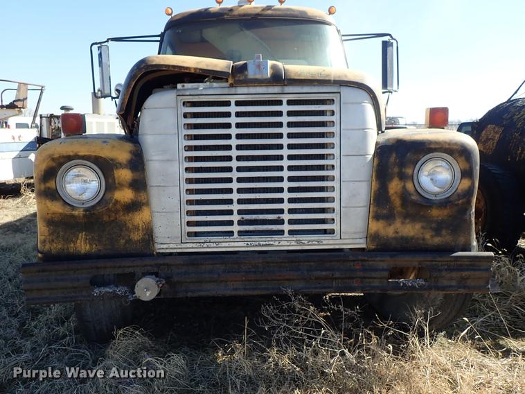 image for item DF8816 1971 International Loadstar 1800 oil distribution truck