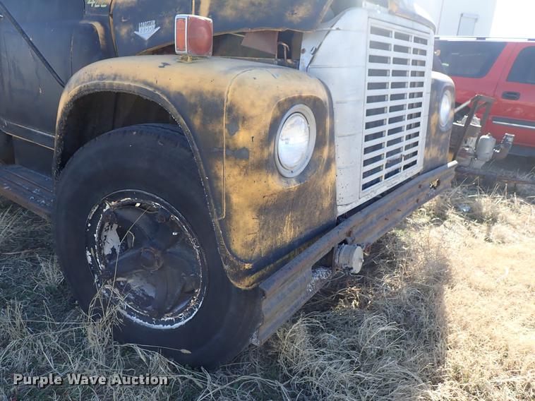 image for item DF8816 1971 International Loadstar 1800 oil distribution truck