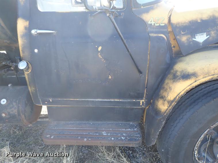 image for item DF8816 1971 International Loadstar 1800 oil distribution truck