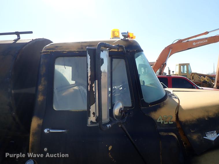 image for item DF8816 1971 International Loadstar 1800 oil distribution truck