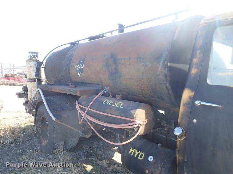 image for item DF8816 1971 International Loadstar 1800 oil distribution truck