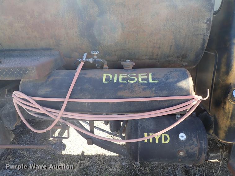 image for item DF8816 1971 International Loadstar 1800 oil distribution truck