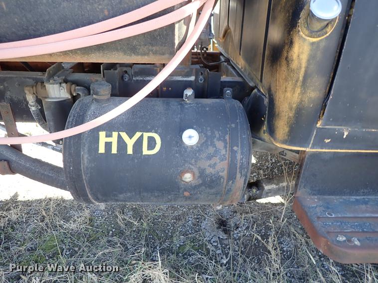 image for item DF8816 1971 International Loadstar 1800 oil distribution truck