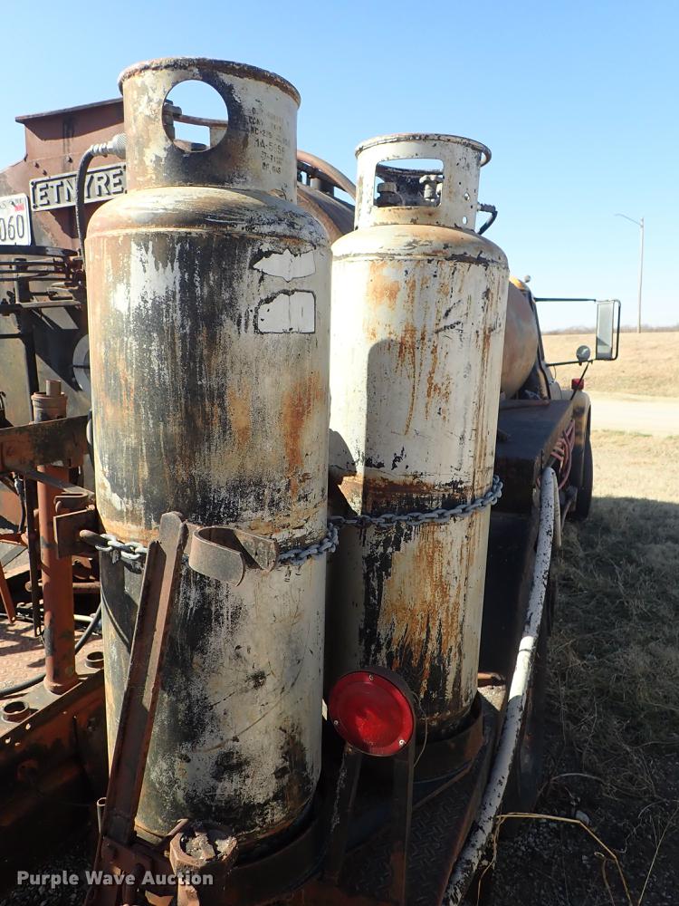 image for item DF8816 1971 International Loadstar 1800 oil distribution truck