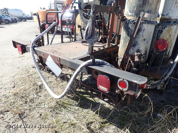 image for item DF8816 1971 International Loadstar 1800 oil distribution truck