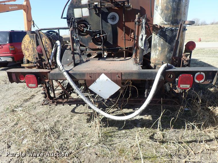 image for item DF8816 1971 International Loadstar 1800 oil distribution truck