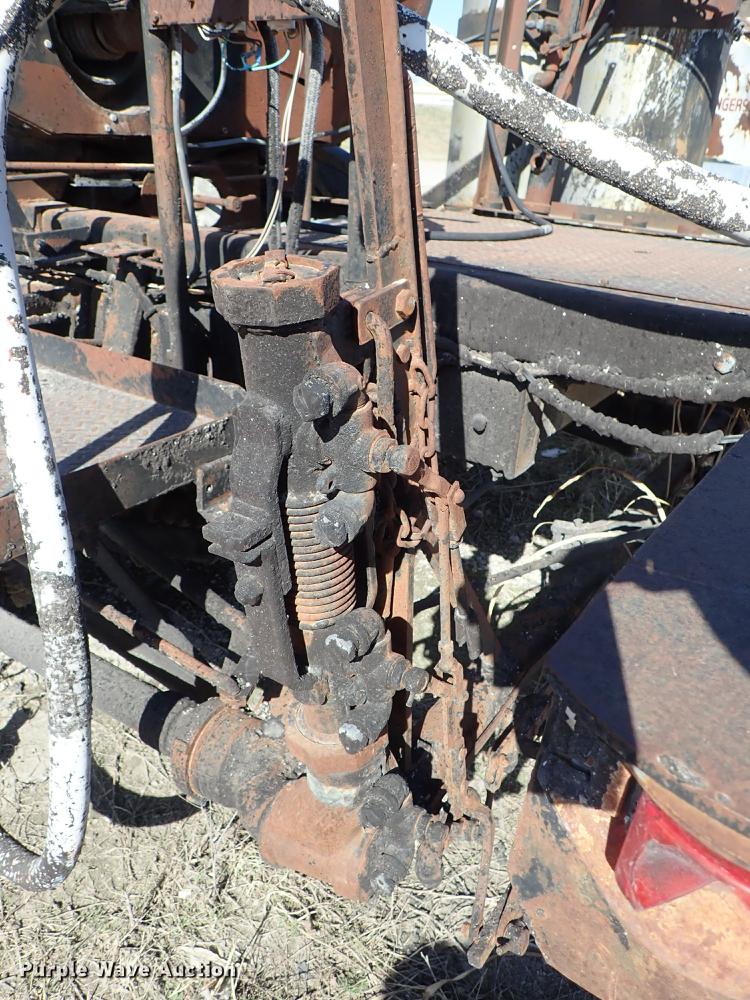 image for item DF8816 1971 International Loadstar 1800 oil distribution truck