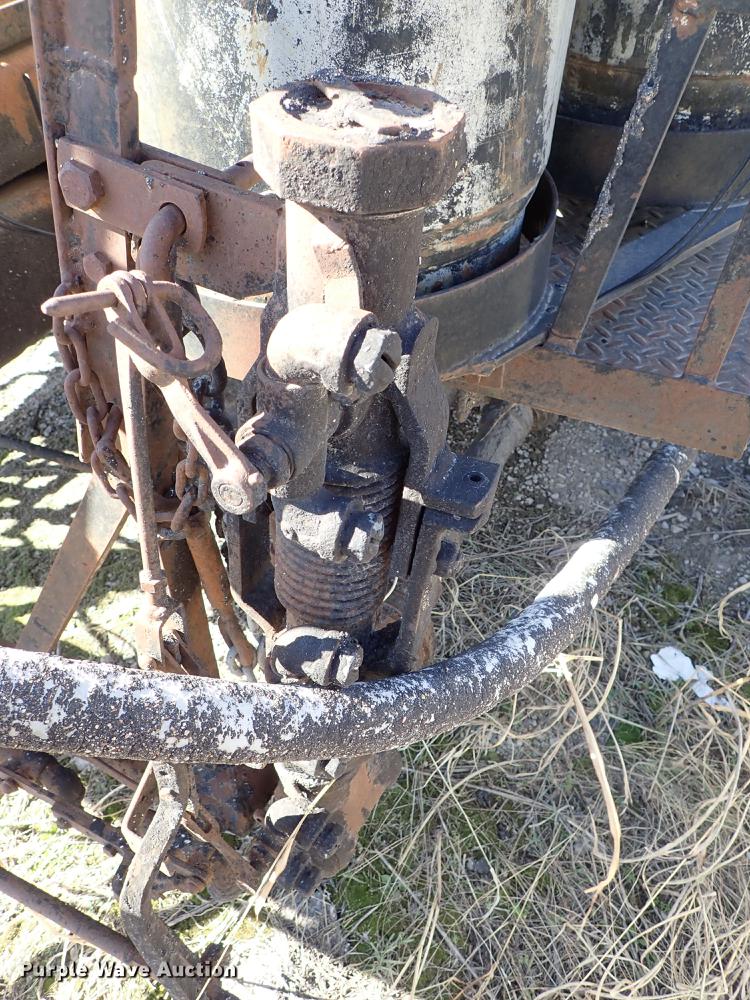 image for item DF8816 1971 International Loadstar 1800 oil distribution truck