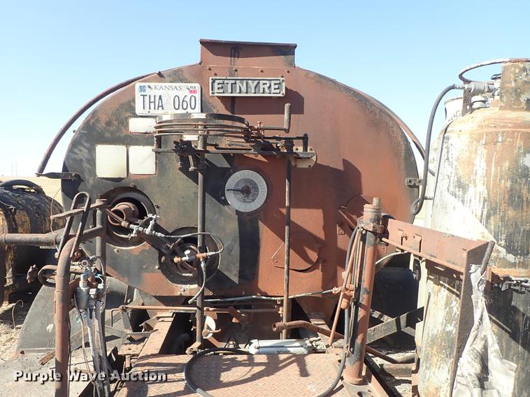 image for item DF8816 1971 International Loadstar 1800 oil distribution truck