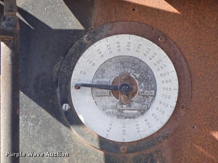 image for item DF8816 1971 International Loadstar 1800 oil distribution truck