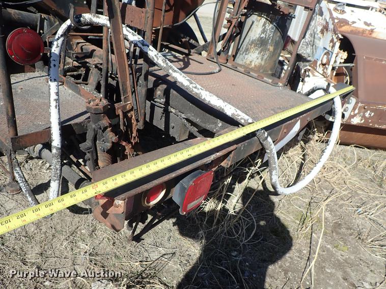 image for item DF8816 1971 International Loadstar 1800 oil distribution truck